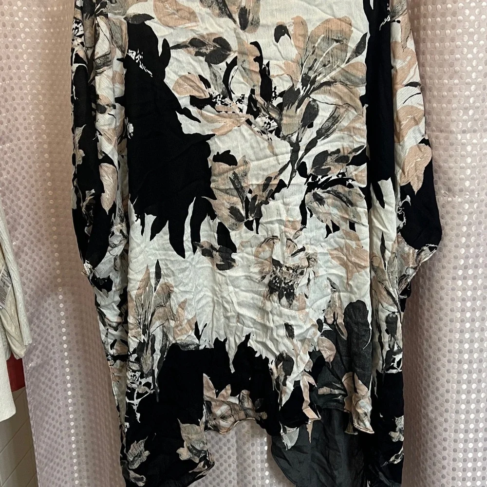 Vince Camuto floral printed kimono cardigan Topper wrap/ coverup/ scarf